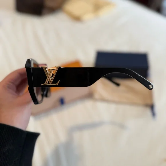 Louis Vuitton Black Hexagonal Oversized Sunglasses - Picture 5 of 7